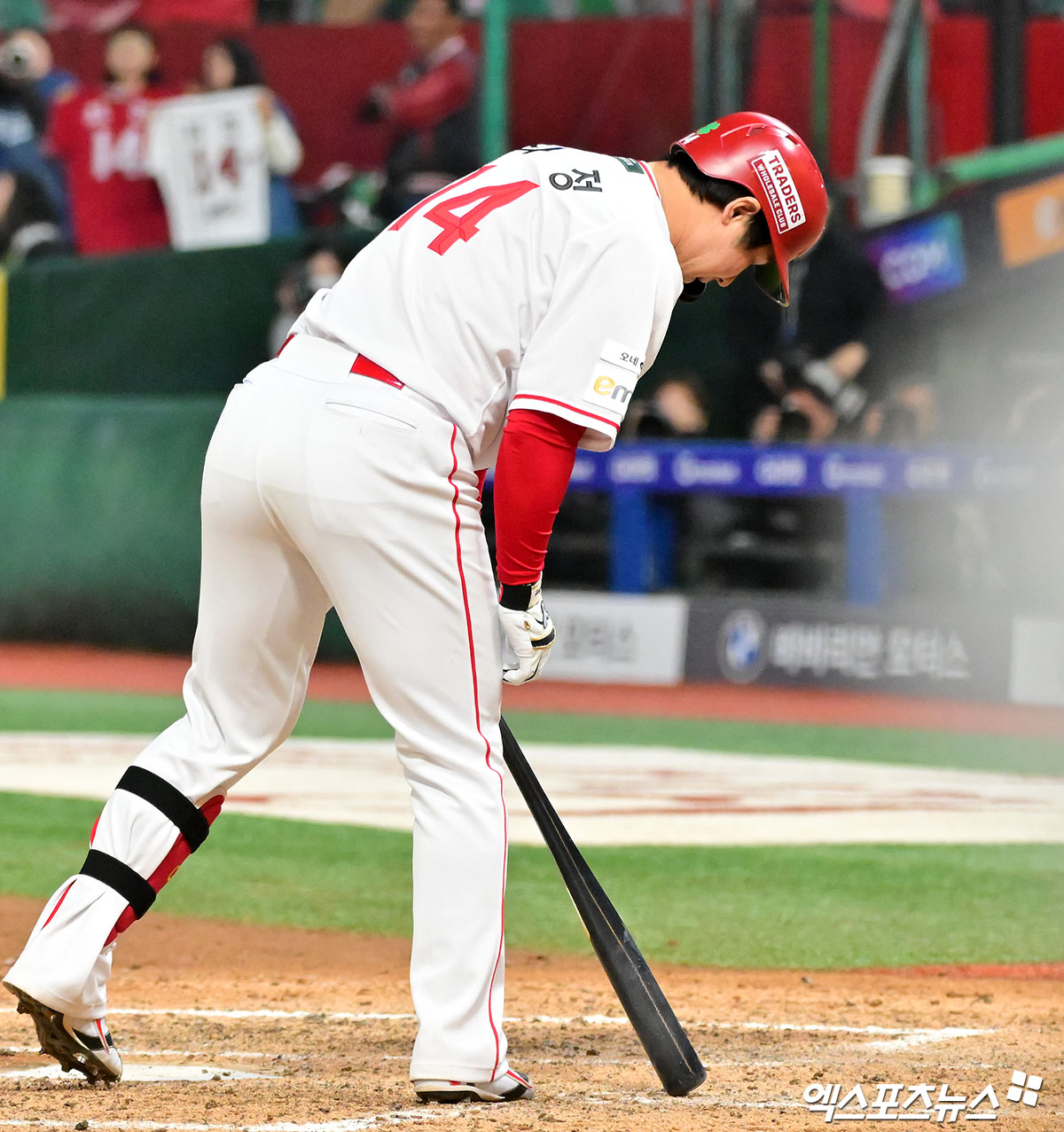 11일 오후 인천SSG랜더스필드에서 열린 '2025 신한 SOL Bank KBO리그' KIA 타이거즈와 SSG 랜더스의 더블헤더 2차전 경기, 7회말 1사 SSG 최정이 볼넷으로 출루하고 있다. 엑스포츠뉴스 DB