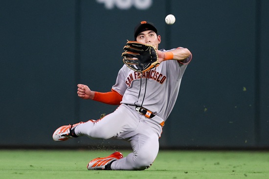 샌프란시스코 자이언츠 이정후는 23일(한국시간) 미국 조지아주 애틀랜타의 트루이스트파크에서 열린 2025 미국 메이저리그(MLB) 애틀랜타 브레이브스와의 원정경기에 1번타자 겸 중견수로 선발 출전, 4타수 무안타 1볼넷을 기록했다. 수비에서는 한 차례 인상적인 모습을 남기며 지난 경기 아쉬움을 만회했다. 연합뉴스