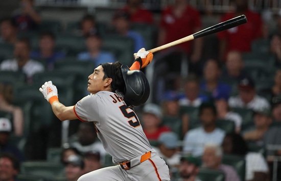 샌프란시스코 자이언츠 이정후는 23일(한국시간) 미국 조지아주 애틀랜타의 트루이스트파크에서 열린 2025 미국 메이저리그(MLB) 애틀랜타 브레이브스와의 원정경기에 1번타자 겸 중견수로 선발 출전, 4타수 무안타 1볼넷을 기록했다. 수비에서는 한 차례 인상적인 모습을 남기며 지난 경기 아쉬움을 만회했다. 연합뉴스