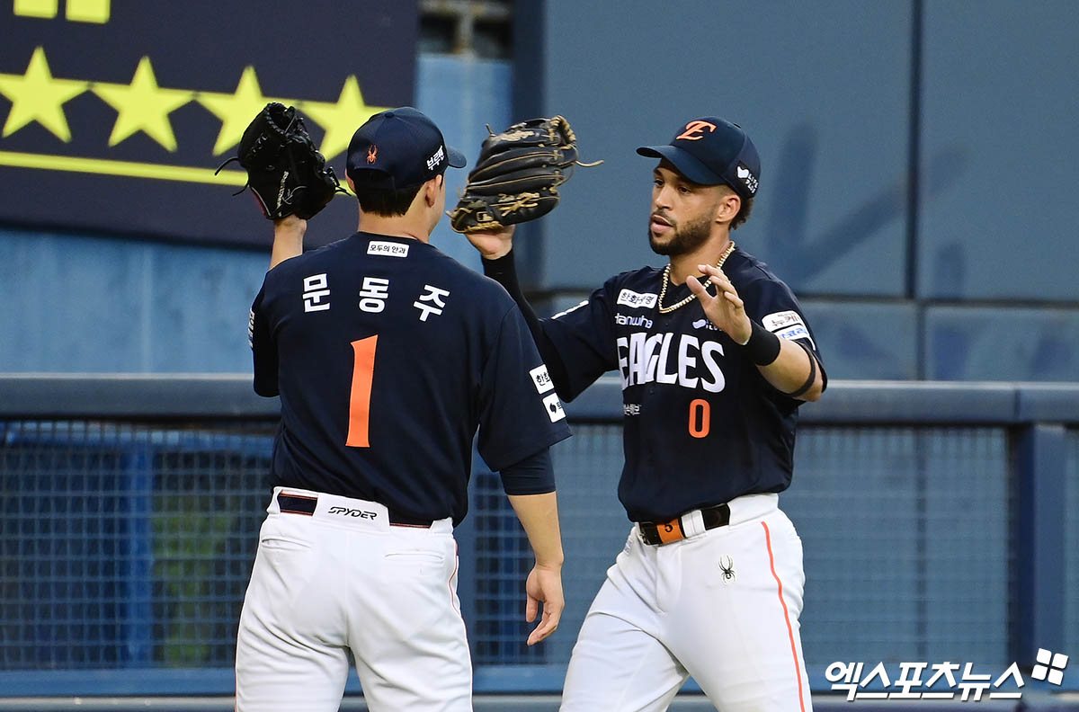 왼쪽부터 한화 이글스 문동주, 루이스 리베라토. 22일 잠실 두산 베어스전에서 리베라토가 호수비를 펼치자 문동주가 감사 표시를 하고 있다. 잠실, 박지영 기자