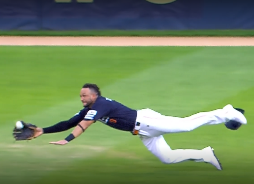 한화 이글스 외야수 루이스 리베라토가 22일 서울 잠실야구장에서 열린 두산 베어스와의 원정경기에서 3회 다이빙캐치로 타구를 잡고 있다. SPOTV 중계화면