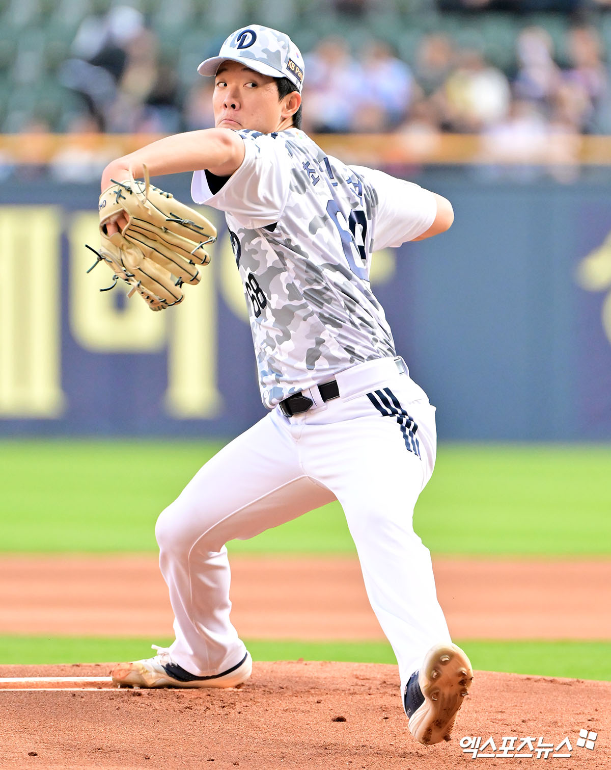 두산 베어스 최민석이 올해 정규시즌 경기에 등판해 역투하고 있다. 엑스포츠뉴스 DB