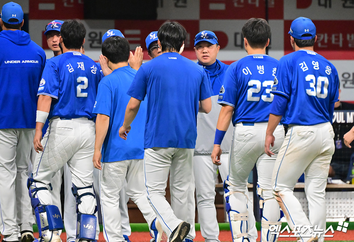 20일 오후 서울 구로구 고척스카이돔에서 열린 '2025 신한 SOL Bank KBO리그' 삼성 라이온즈와 키움 히어로즈의 경기, 삼성이 11회 김지찬의 결승타에 힘입어 키움에 6:3 승리를 거뒀다.rr이날 경기에서 승리한 삼성 박진만 감독이 선수들과 함께 기뻐하고 있다. 엑스포츠뉴스 DB