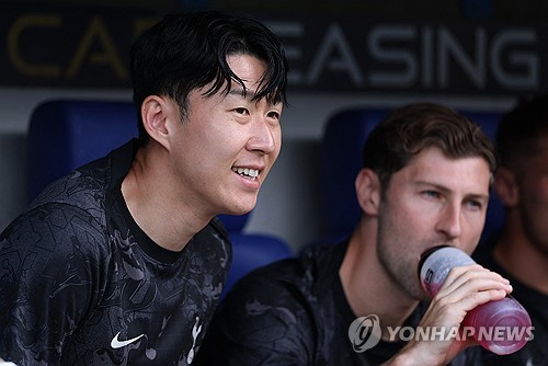 글로벌 축구매체 풋몹은 30일(한국시간) 토마스 프랑크 감독이 손흥민을 토트넘 홋스퍼에 남겨두고 그의 다재다능함을 활용하고 싶어 한다고 보도했다. 토트넘 주장 손흥민은 현재 미국 메이저리그사커(MLS)의 LA FC의 러브콜을 받고 있다. 손흥민의 이적설이 나오자 프랑크 감독은 손흥민의 중요성을 강조하면서 그의 재능을 활용하는 방법에 대해 언급했다. 연합뉴스