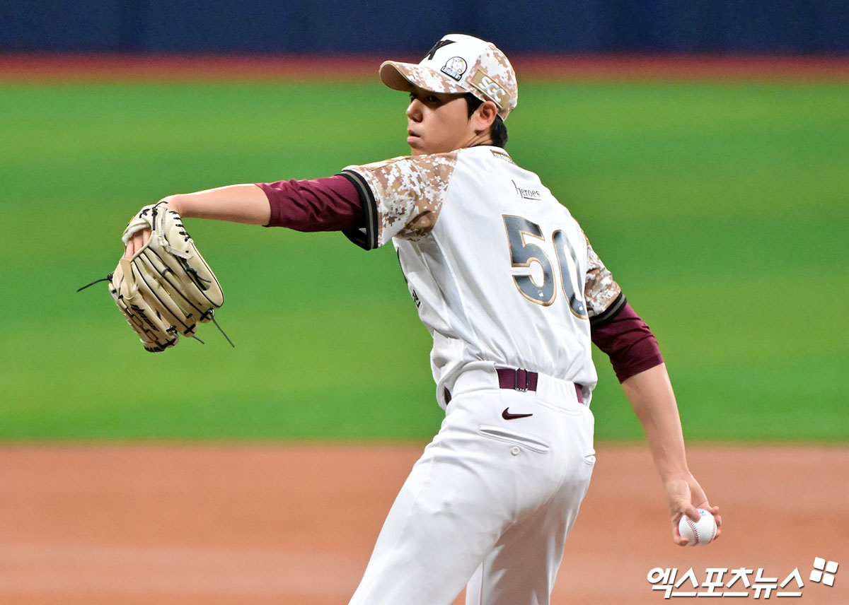 26일 오후 서울 구로구 고척스카이돔에서 열린 '2025 신한 SOL Bank KBO리그' KIA 타이거즈와 키움 히어로즈의 경기, 1회초 키움 선발투수 하영민이 공을 힘차게 던지고 있다. 엑스포츠뉴스 DB