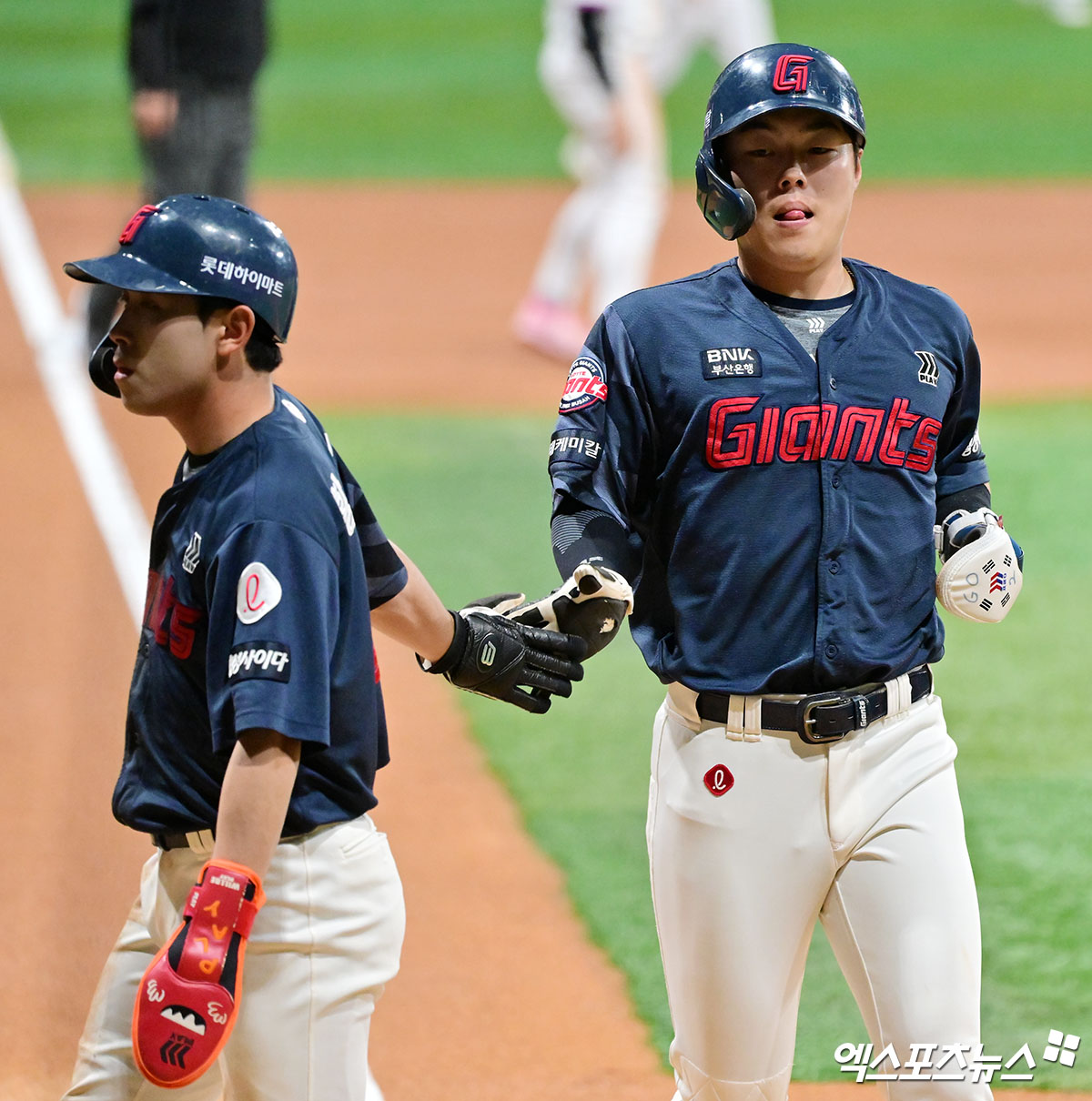 지난 1일 오후 서울 구로구 고척스카이돔에서 열린 '2025 신한 SOL Bank KBO리그' 롯데 자이언츠와 키움 히어로즈의 경기, 1회초 무사 만루 롯데 황성빈과 고승민이 나승엽의 2타점 적시타때 득점에 성공하고 있다. 엑스포츠뉴스 DB