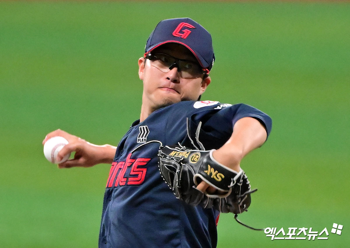 지난 4월 30일 오후 서울 구로구 고척스카이돔에서 열린 '2025 신한 SOL Bank KBO리그' 롯데 자이언츠와 키움 히어로즈의 경기, 1회말 롯데 선발투수 박세웅이 공을 힘차게 던지고 있다. 엑스포츠뉴스 DB