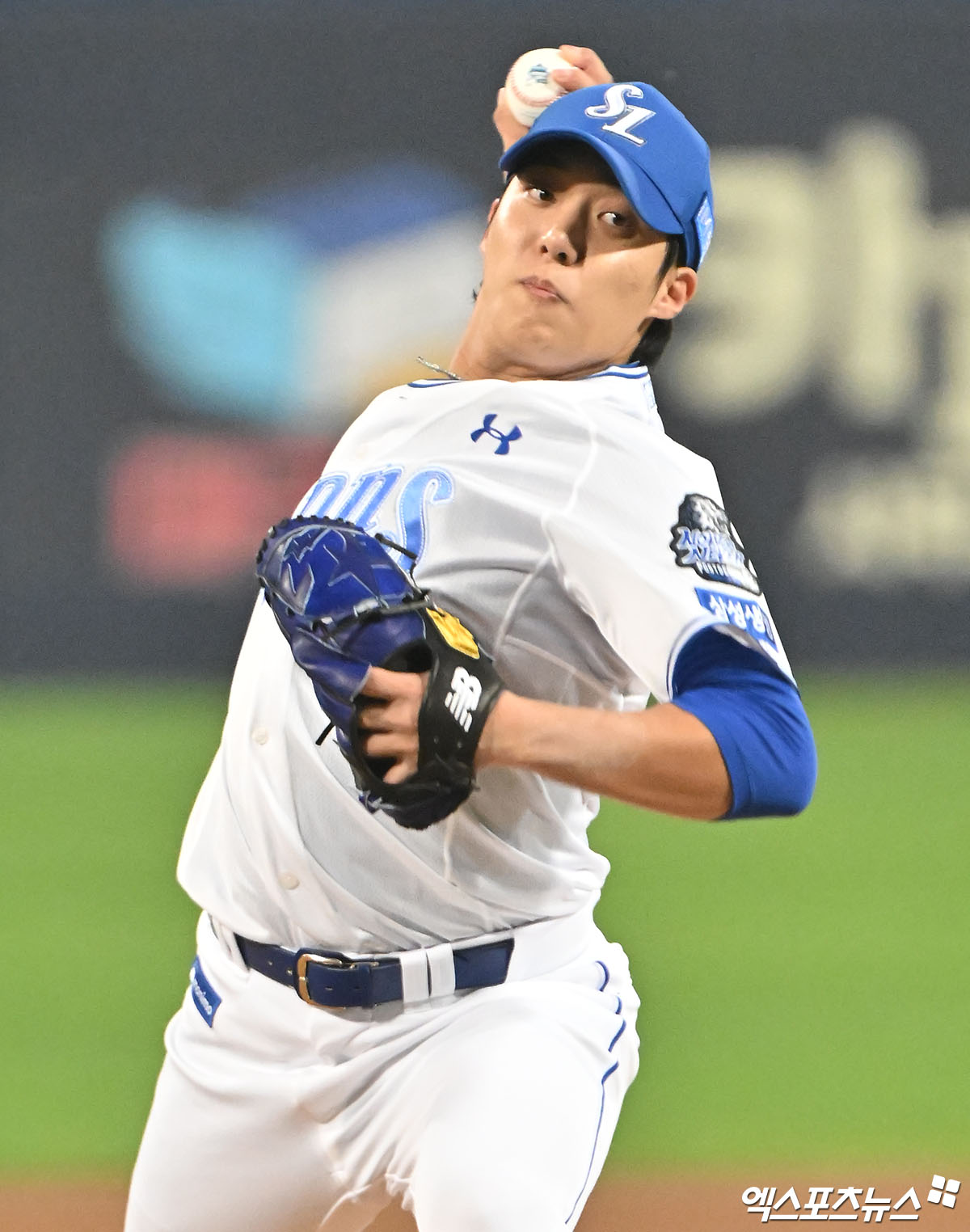 15일 오후 대구삼성라이온즈파크에서 열린 '2024 신한 SOL Bank KBO 포스트시즌' LG 트윈스와 삼성 라이온즈의 플레이오프 2차전 경기, 1회초 삼성 선발투수 원태인이 공을 힘차게 던지고 있다. 엑스포츠뉴스 DB