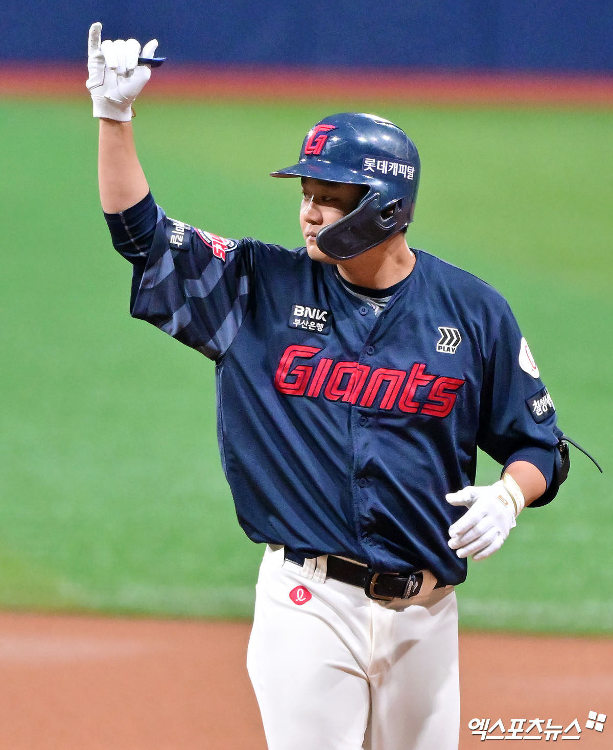 지난 5월 1일 오후 서울 구로구 고척스카이돔에서 열린 '2025 신한 SOL Bank KBO리그' 롯데 자이언츠와 키움 히어로즈의 경기, 1회초 1사 1,2루 롯데 손호영이 좌전안타를 날린 후 기뻐하고 있다. 엑스포츠뉴스 DB