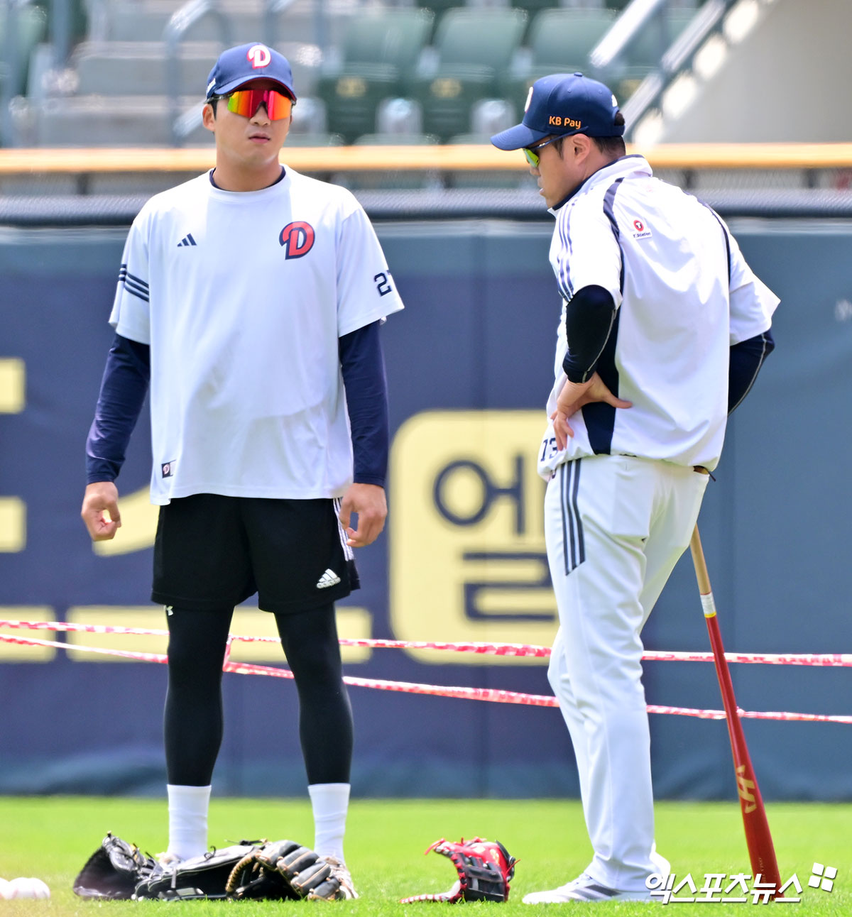 두산 베어스 외야수 김대한과 조성환 감독대행이 정규시즌 경기를 앞두고 대화를 나누고 있다. 엑스포츠뉴스 DB