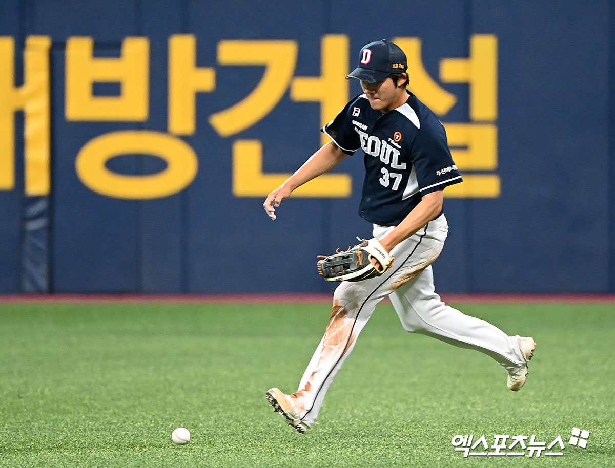 두산 베어스 외야수 김대한이 정규시즌 경기에 출전해 수비하고 있다. 엑스포츠뉴스 DB