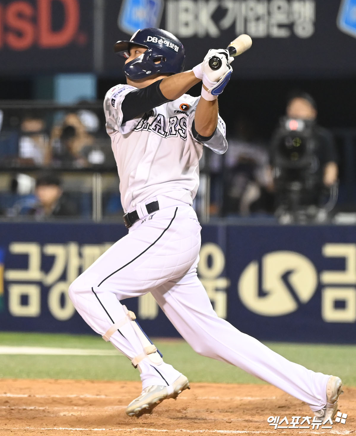 두산 베어스 외야수 김대한이 정규시즌 경기에 출전해 타격하고 있다. 엑스포츠뉴스 DB