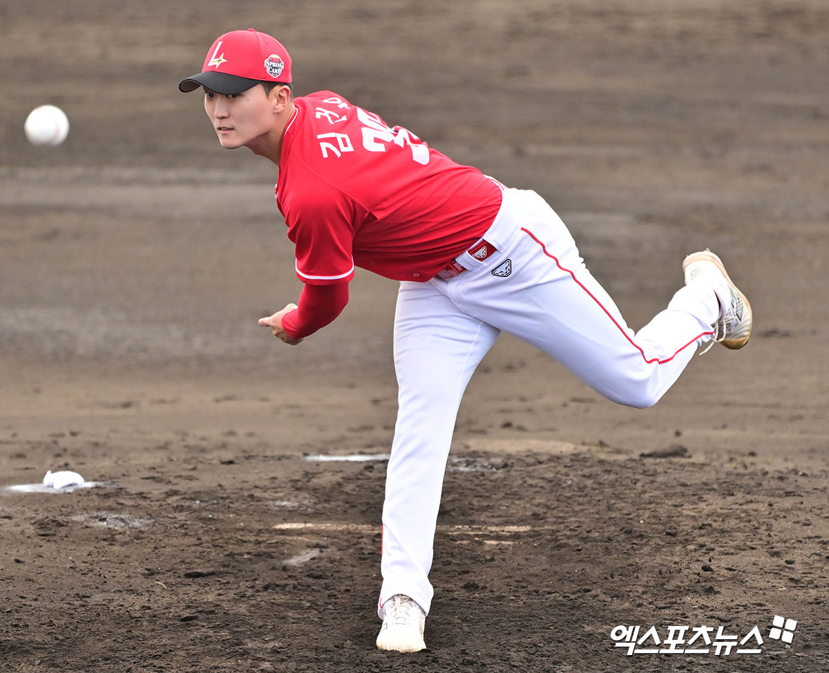 25일 오후 일본 오키나와 온나손 구장에서 열린 SSG 랜더스와 삼성 라이온즈의 연습경기, SSG 김건우가 공을 힘차게 던지고 있다. 엑스포츠뉴스 DB