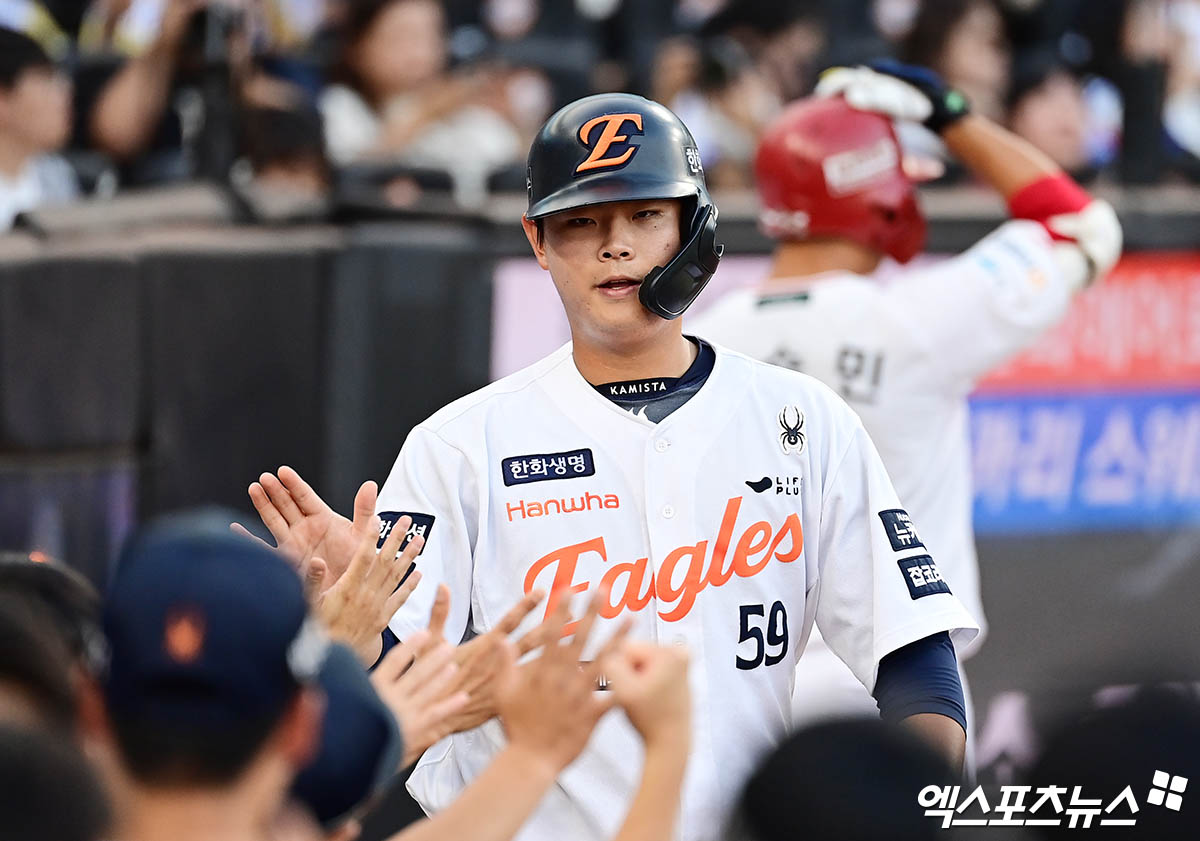 한화 이글스 허인서가 올해 정규시즌 경기에서 득점 후 축하 받고 있다. 엑스포츠뉴스 DB