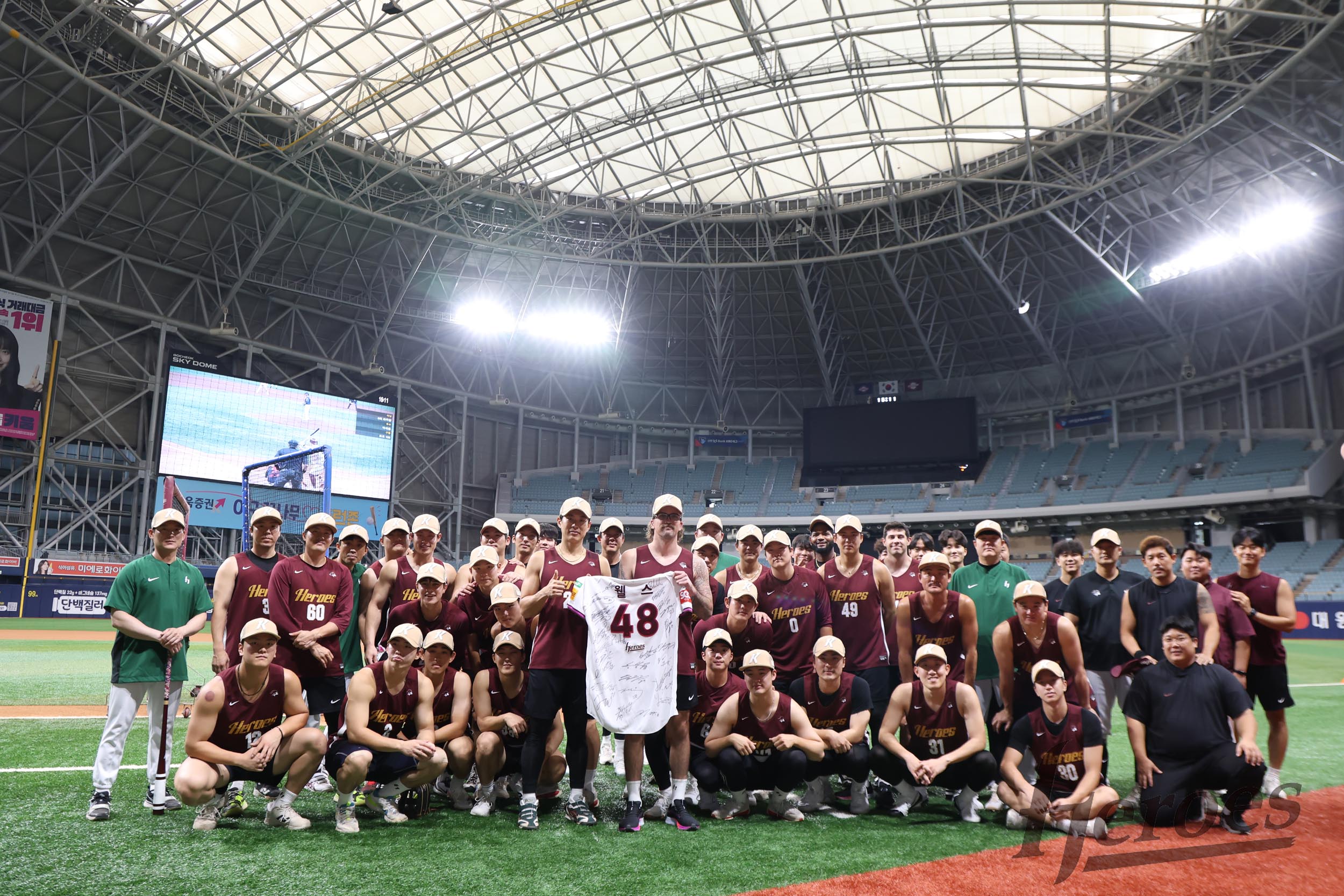 키움 히어로즈가 23일 서울 고척스카이돔에서 열린 2025 신한 SOL Bank KBO리그 롯데 자이언츠와 홈경기 훈련을 앞두고 단기 대체 외국인 선수 라클란 웰스의 송별 행사를 진행했다. 키움 히어로즈