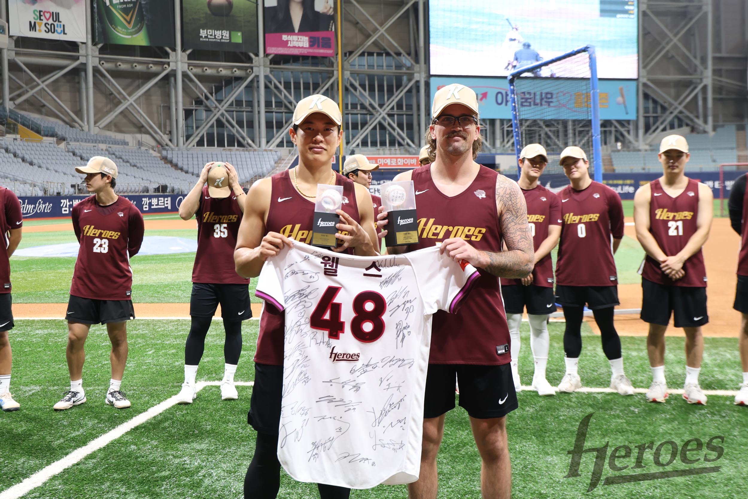키움 히어로즈가 23일 서울 고척스카이돔에서 열린 2025 신한 SOL Bank KBO리그 롯데 자이언츠와 홈경기 훈련을 앞두고 단기 대체 외국인 선수 라클란 웰스의 송별 행사를 진행했다. 키움 히어로즈