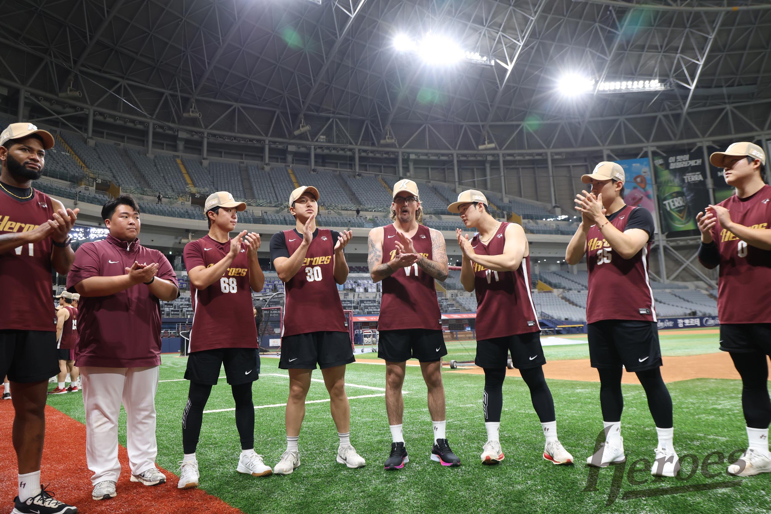 키움 히어로즈가 23일 서울 고척스카이돔에서 열린 2025 신한 SOL Bank KBO리그 롯데 자이언츠와 홈경기 훈련을 앞두고 단기 대체 외국인 선수 라클란 웰스의 송별 행사를 진행했다. 키움 히어로즈