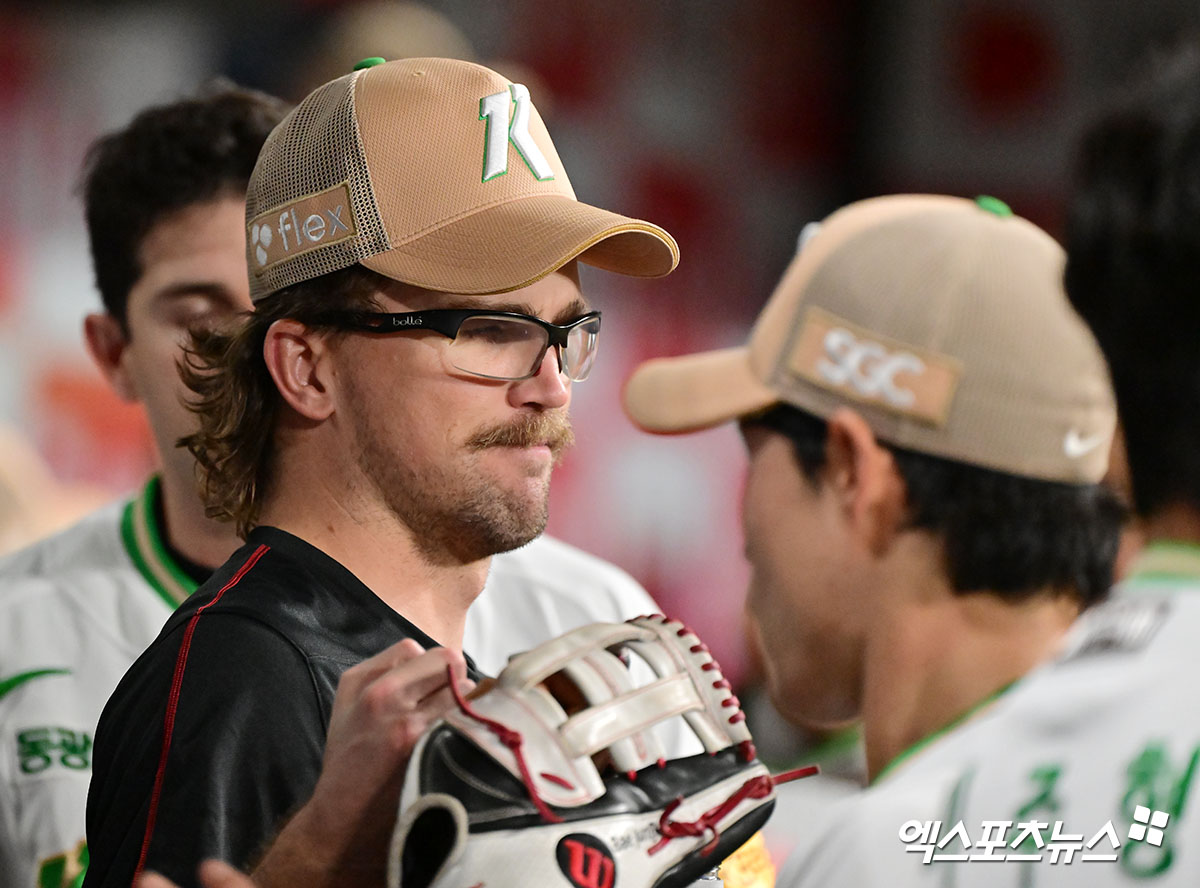 키움 히어로즈가 23일 서울 고척스카이돔에서 열린 2025 신한 SOL Bank KBO리그 롯데 자이언츠와 홈경기 훈련을 앞두고 단기 대체 외국인 선수 라클란 웰스의 송별 행사를 진행했다. 엑스포츠뉴스 DB