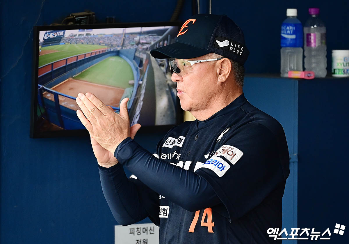 한화 이글스 김경문 감독이 22일 잠실 두산 베어스전에서 선수들에게 박수를 보내고 있다. 한화는 해당 경기에서 문동주의 역투와 노시환, 심우준의 솔로포를 묶어 2-1로 이기고 1985년 삼성 라이온즈 이후 처음으로 '단일시즌 10연승 2회'를 달성했다. 엑스포츠뉴스 DB