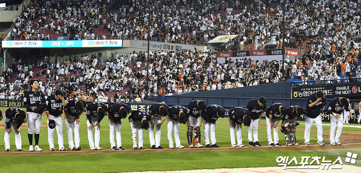 한화 이글스 선수들이 22일 잠실 두산 베어스전에서 승리한 뒤 팬들에게 인사하고 있다. 엑스포츠뉴스 DB