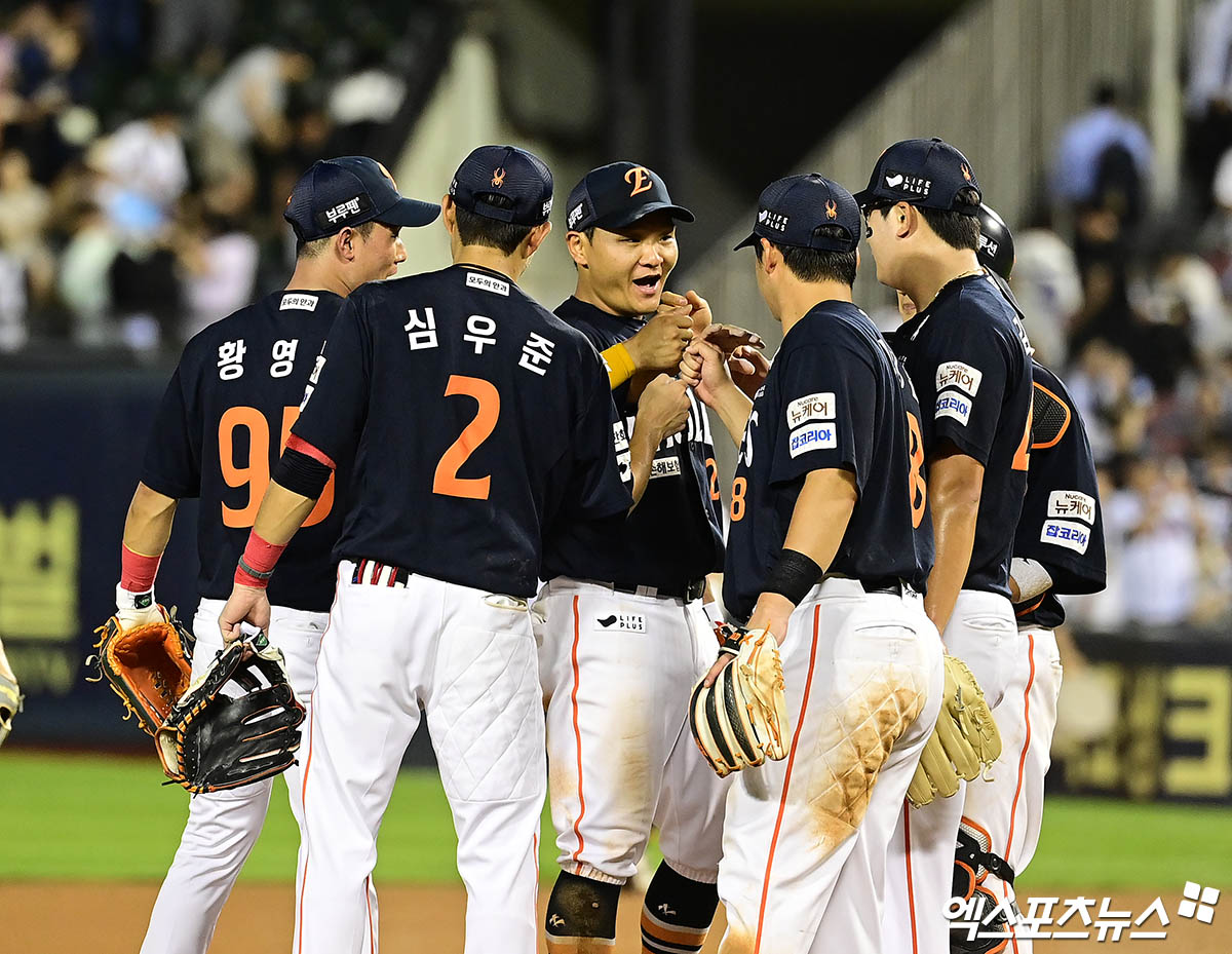 한화 이글스 선수들이 22일 잠실 두산 베어스전에서 승리한 뒤 세리머니하고 있다. 한화는 해당 경기에서 문동주의 역투와 노시환, 심우준의 솔로포를 묶어 2-1로 이기고 1985년 삼성 라이온즈 이후 처음으로 '단일시즌 10연승 2회'를 달성했다. 엑스포츠뉴스 DB