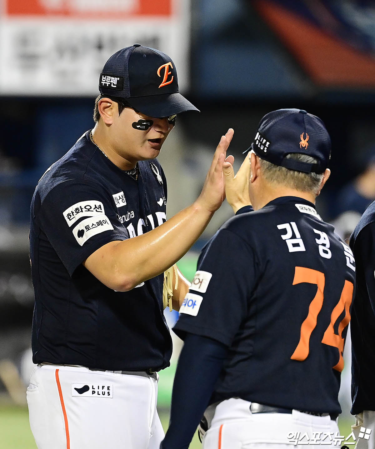 한화 이글스 김서현, 김경문 감독이 22일 잠실 두산 베어스전에서 승리한 뒤 하이파이브하고 있다. 한화는 해당 경기에서 문동주의 역투, 김서현의 마무리, 노시환·심우준의 솔로포를 묶어 2-1로 이기고 1985년 삼성 라이온즈 이후 처음으로 '단일시즌 10연승 2회'를 달성했다. 엑스포츠뉴스 DB