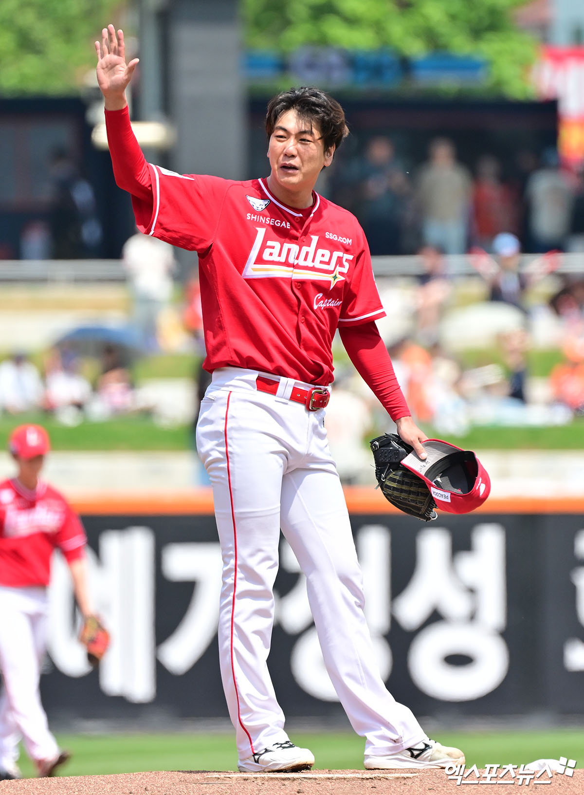 17일 오후 대전 한화생명 볼파크에서 열린 '2025 신한 SOL Bank KBO리그' SSG 랜더스와 한화 이글스의 더블헤더 1차전 경기, 1회말 SSG 선발투수 김광현이 공을 힘차게 던지고 있다. 엑스포츠뉴스 DB