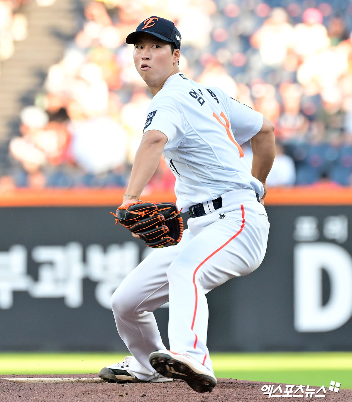한화 이글스 투수 엄상백이 올해 정규시즌 경기에 등판해 투구하고 있다. 엑스포츠뉴스 DB