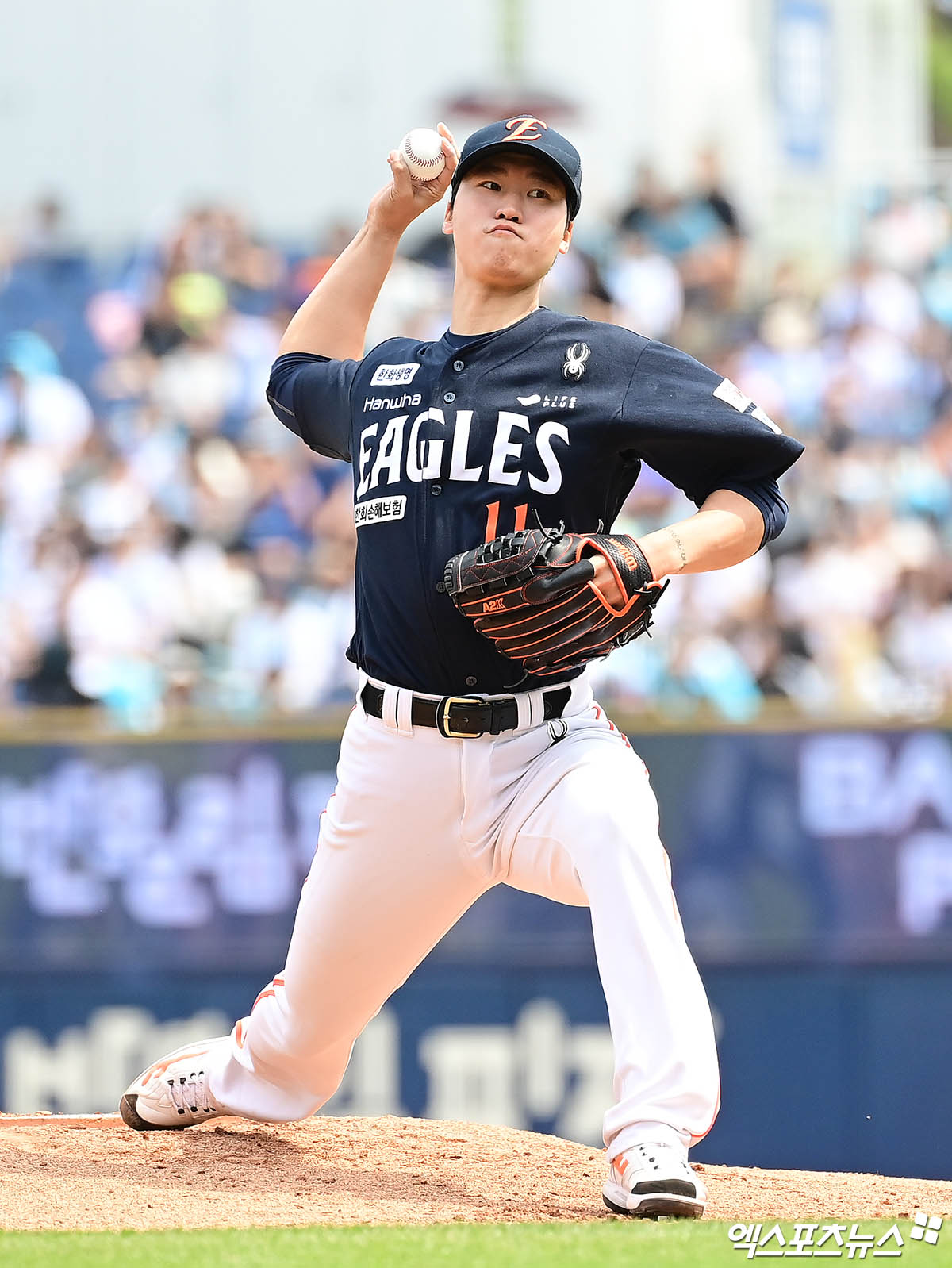 한화 이글스 투수 엄상백이 올해 정규시즌 경기에 등판해 투구하고 있다. 엑스포츠뉴스 DB