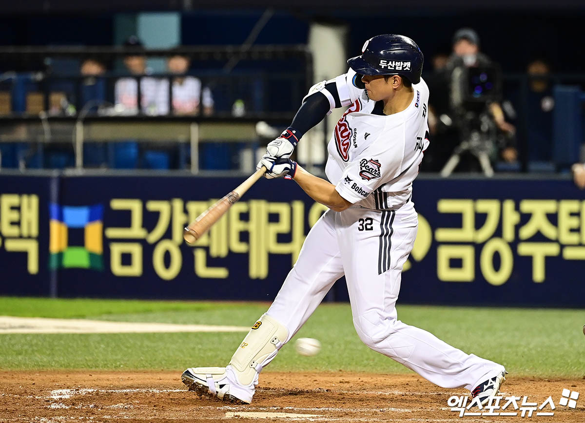 22일 오후 서울 송파구 잠실야구장에서 열린 '2025 신한 SOL Bank KBO리그' 한화 이글스와 두산 베어스의 경기, 한화가 선발투수 문동주의 6이닝 무실점 호투에 힘입어 2:1의 스코어로 승리하며 구단 최초 단일 시즌 두 차례 10연승을 달성했다.  9회말 1사 1루 두산 김재환이 체크스윙 삼진 아웃을 당하고 있다. 엑스포츠뉴스 DB