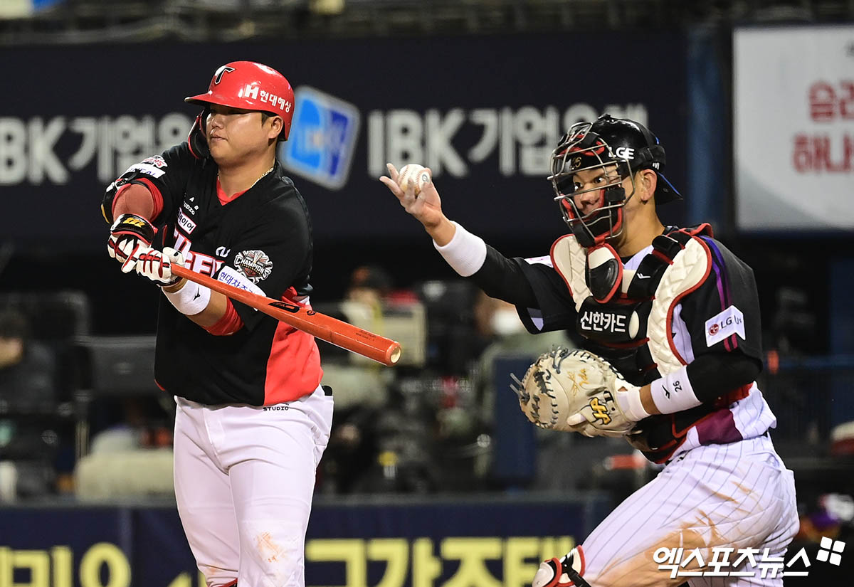 4일 오후 서울 송파구 잠실야구장에서 열린 '2025 신한 SOL Bank KBO리그' KIA 타이거즈와 LG 트윈스의 경기, 5회초 1사 1루 KIA 한준수가 체크스윙 삼진 아웃으로 물러나고 있다. 엑스포츠뉴스 DB