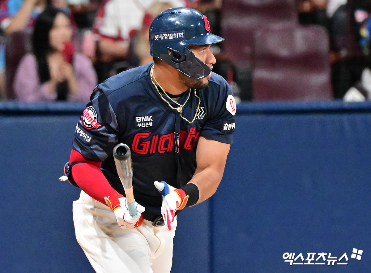 23일 오후 서울 구로구 고척스카이돔에서 열린 '2025 신한 SOL Bank KBO리그' 롯데 자이언츠와 키움 히어로즈의 경기, 5회초 2사 만루 롯데 레이예스가 2타점 2루타를 날리고 있다. 엑스포츠뉴스 고척, 김한준 기자