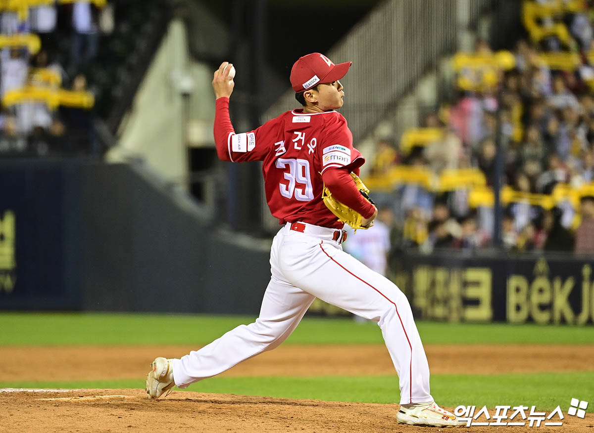 2일 오후 서울 잠실야구장에서 열린 '2025 신한 SOL Bank KBO리그' SSG 랜더스와 LG 트윈스의 경기, 8회말 1사 SSG 김건우가 역투하고 있다. 엑스포츠뉴스 DB