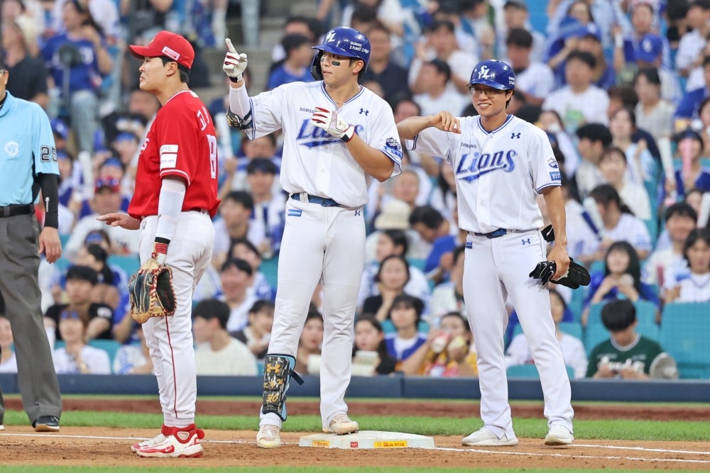 23일 오후 대구삼성라이온즈파크에서 열린 '2025 신한 SOL Bank KBO리그' SSG 랜더스와 삼성 라이온즈의 경기, 3회말 2사 3루 삼성 김영웅이 1타점 적시타를 날린 뒤 세리머니를 하고 있다. 삼성 라이온즈