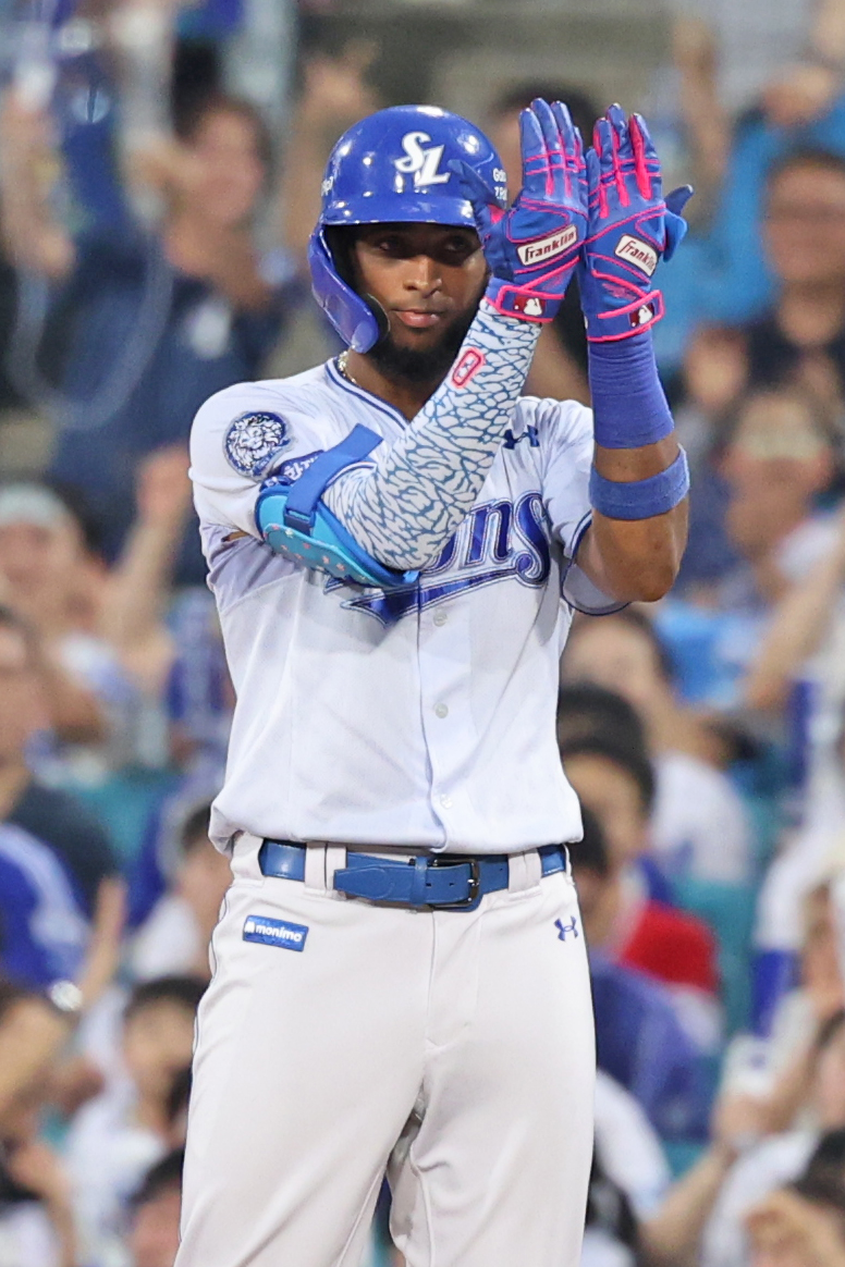 23일 오후 대구삼성라이온즈파크에서 열린 '2025 신한 SOL Bank KBO리그' SSG 랜더스와 삼성 라이온즈의 경기, 4회말 2사 1, 2루 삼성 르윈 디아즈가 1타점 적시타를 날린 뒤 세리머니를 하고 있다. 삼성 라이온즈