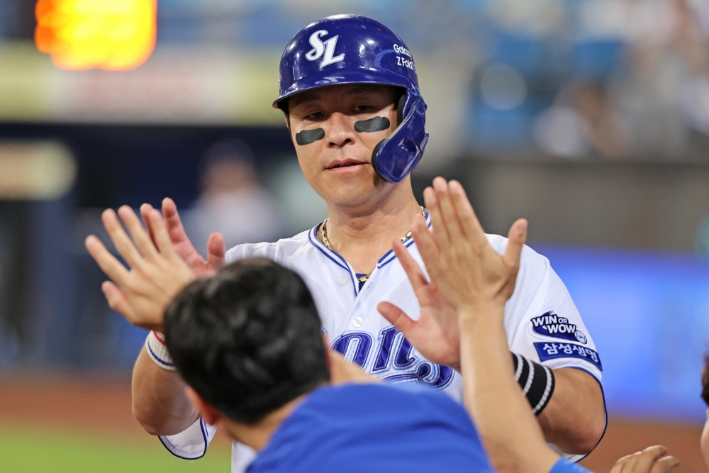 23일 오후 대구삼성라이온즈파크에서 열린 '2025 신한 SOL Bank KBO리그' SSG 랜더스와 삼성 라이온즈의 경기, 6회말 2사 3루 삼성 강민호가 이재현의 2루타 때 득점한 뒤 동료들과 기쁨을 나누고 있다. 삼성 라이온즈