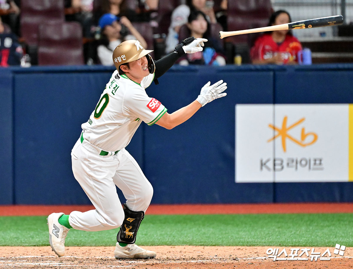 23일 오후 서울 구로구 고척스카이돔에서 열린 '2025 신한 SOL Bank KBO리그' 롯데 자이언츠와 키움 히어로즈의 경기, 7회말 2사 2루 키움 오선진이 1타점 2루타를 날리고 있다. 엑스포츠뉴스 고척, 김한준 기자