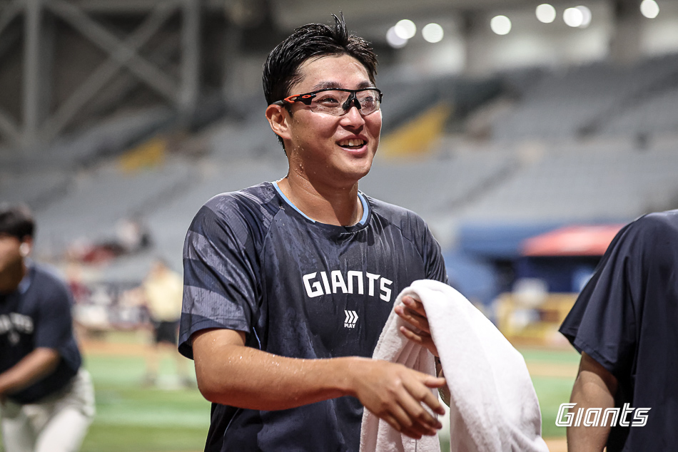 23일 서울 고척스카이돔에서 열린 2025 신한 SOL Bank KBO리그 키움 히어로즈와 원정경기에 선발 등판해 시즌 10승을 달성한 롯데 자이언츠 박세웅이 경기 종료 후 동료들에게 축하의 물세례를 받았다. 롯데 자이언츠