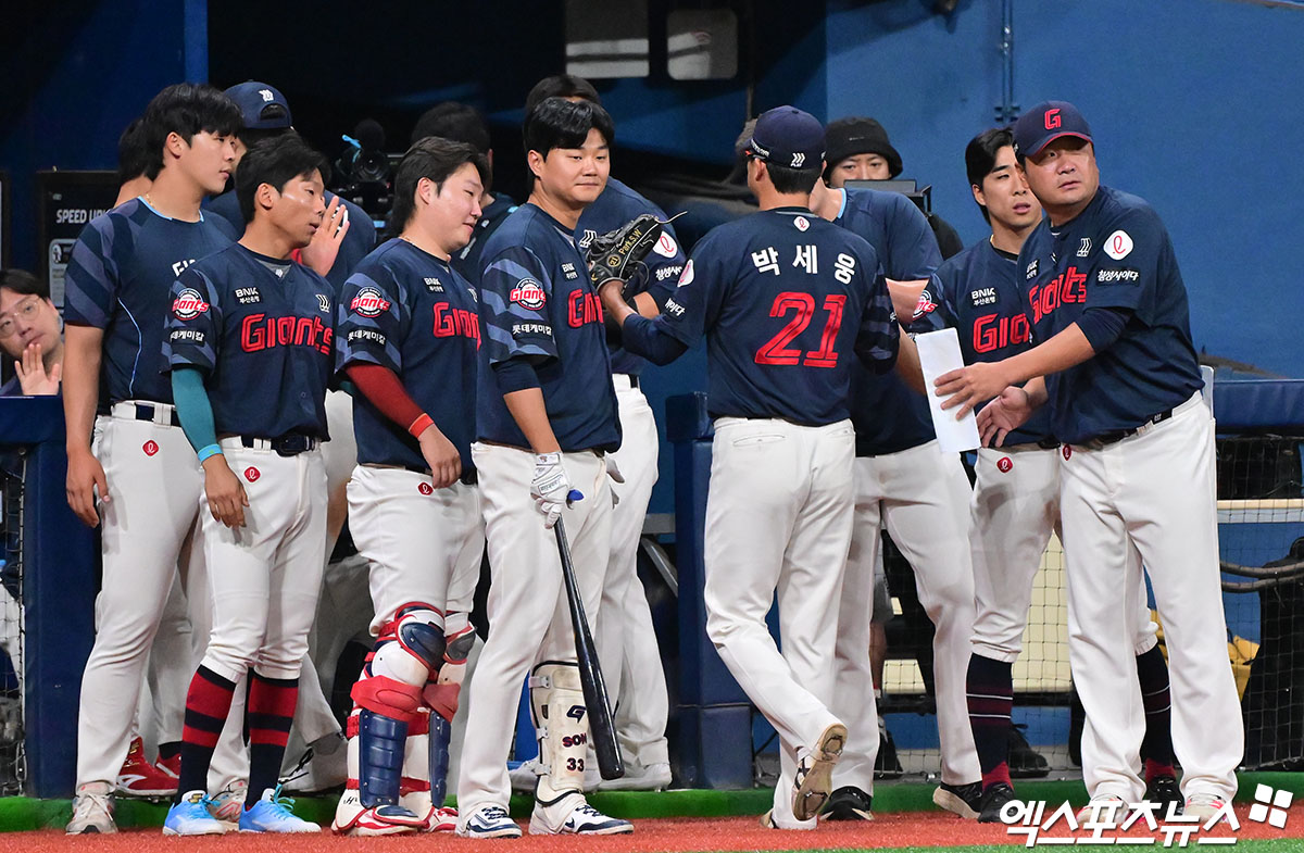 23일 오후 서울 구로구 고척스카이돔에서 열린 '2025 신한 SOL Bank KBO리그' 롯데 자이언츠와 키움 히어로즈의 경기, 7회말 수비를 마친 롯데 박세웅이 더그아웃으로 향하고 있다. 엑스포츠뉴스 고척, 김한준 기자