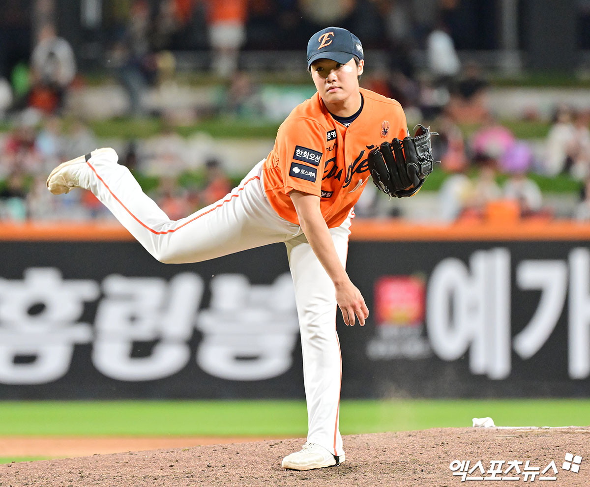 한화 이글스 신인 투수 정우주가 올해 정규시즌 경기에 등판해 투구하고 있다. 엑스포츠뉴스 DB