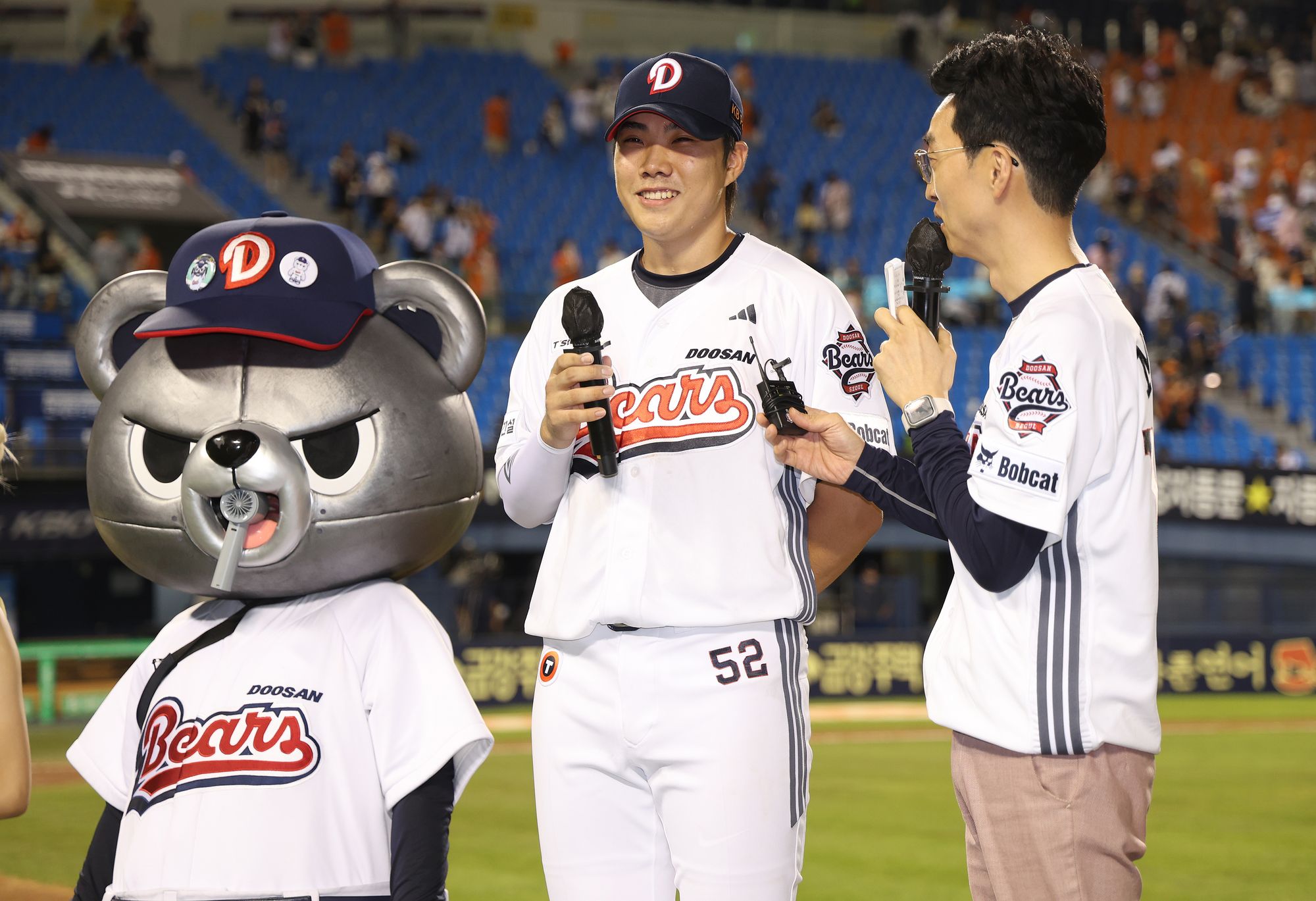 두산 베어스 박준순이 23일 잠실 한화 이글스전에서 활약 후 수훈 인터뷰에 임하고 있다. 두산 베어스