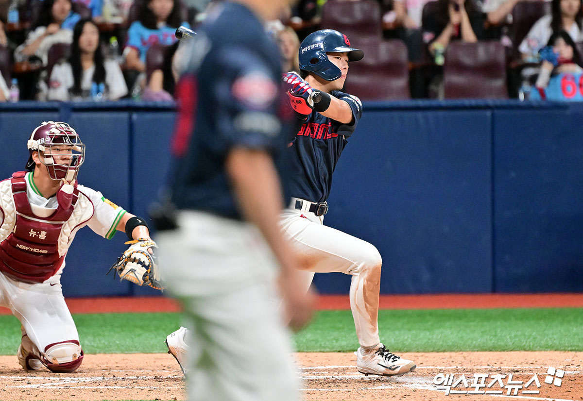 23일 오후 서울 구로구 고척스카이돔에서 열린 '2025 신한 SOL Bank KBO리그' 롯데 자이언츠와 키움 히어로즈의 경기, 5회초 2사 1,2루 롯데 고승민이 1타점 적시타를 날리고 있다. 엑스포츠뉴스 고척, 김한준 기자