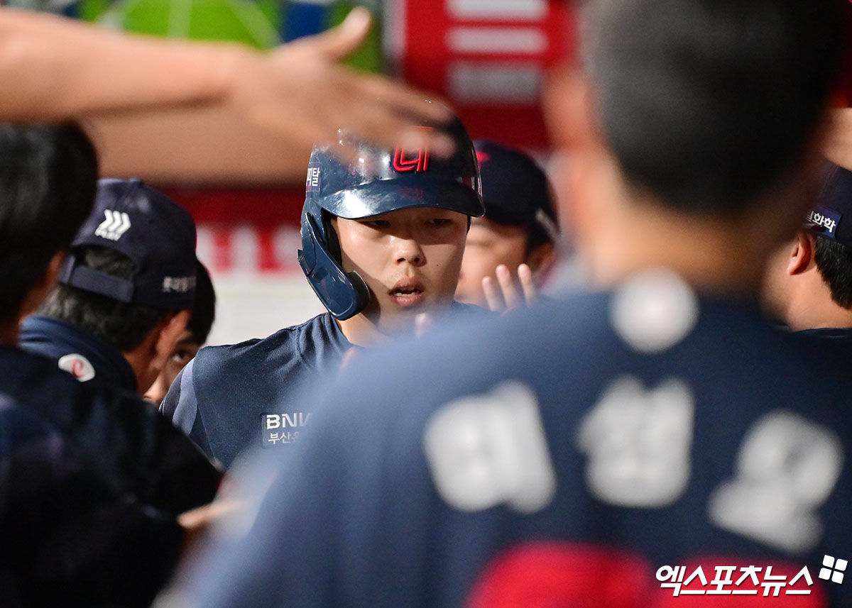 지난 4월 30일 오후 서울 구로구 고척스카이돔에서 열린 '2025 신한 SOL Bank KBO리그' 롯데 자이언츠와 키움 히어로즈의 경기, 4회초 2사 1,2루 롯데 고승민이 레이예스의 2타점 2루타때 득점에 성공한 후 더그아웃에서 축하를 받고 있다. 엑스포츠뉴스 DB