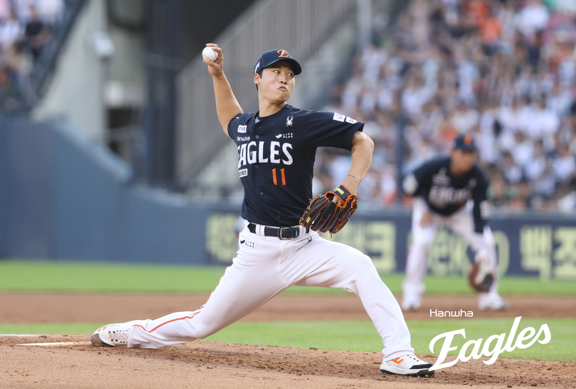 한화 이글스 엄상백이 23일 잠실 두산 베어스전에 구원 등판해 역투하고 있다. 한화 이글스