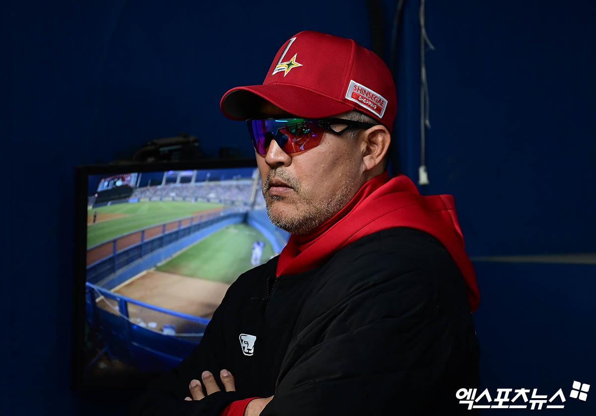 2일 오후 서울 잠실야구장에서 열린 '2025 신한 SOL Bank KBO리그' SSG 랜더스와 LG 트윈스의 경기, SSG 이숭용 감독이 더그아웃에서 경기를 지켜보고 있다. 엑스포츠뉴스 DB