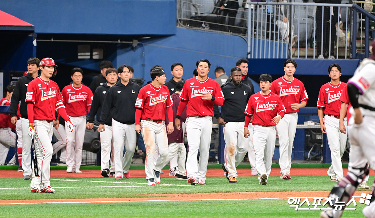 28일 오후 서울 구로구 고척스카이돔에서 열린 '2025 신한 SOL Bank KBO리그' SSG 랜더스와 키움 히어로즈의 경기, 키움이 SSG에 9:3으로 승리하며 3연승을 기록했다.  경기종료 후 SSG 선수들이 그라운드로 나오고 있다. 엑스포츠뉴스 DB