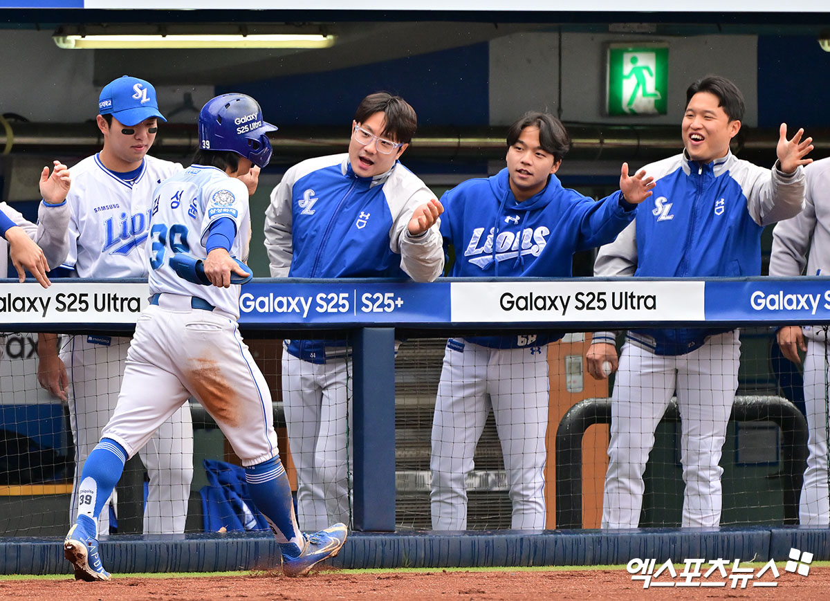 5일 오후 대구삼성라이온즈파크에서 열린 '2025 신한 SOL Bank KBO리그' 한화 이글스와 삼성 라이온즈의 경기, 3회말 2사 1,2루 삼성 김성윤이 강민호의 1타점 적시타때 득점에 성공한 후 더그아웃에서 하이파이브를 하고 있다. 엑스포츠뉴스 DB