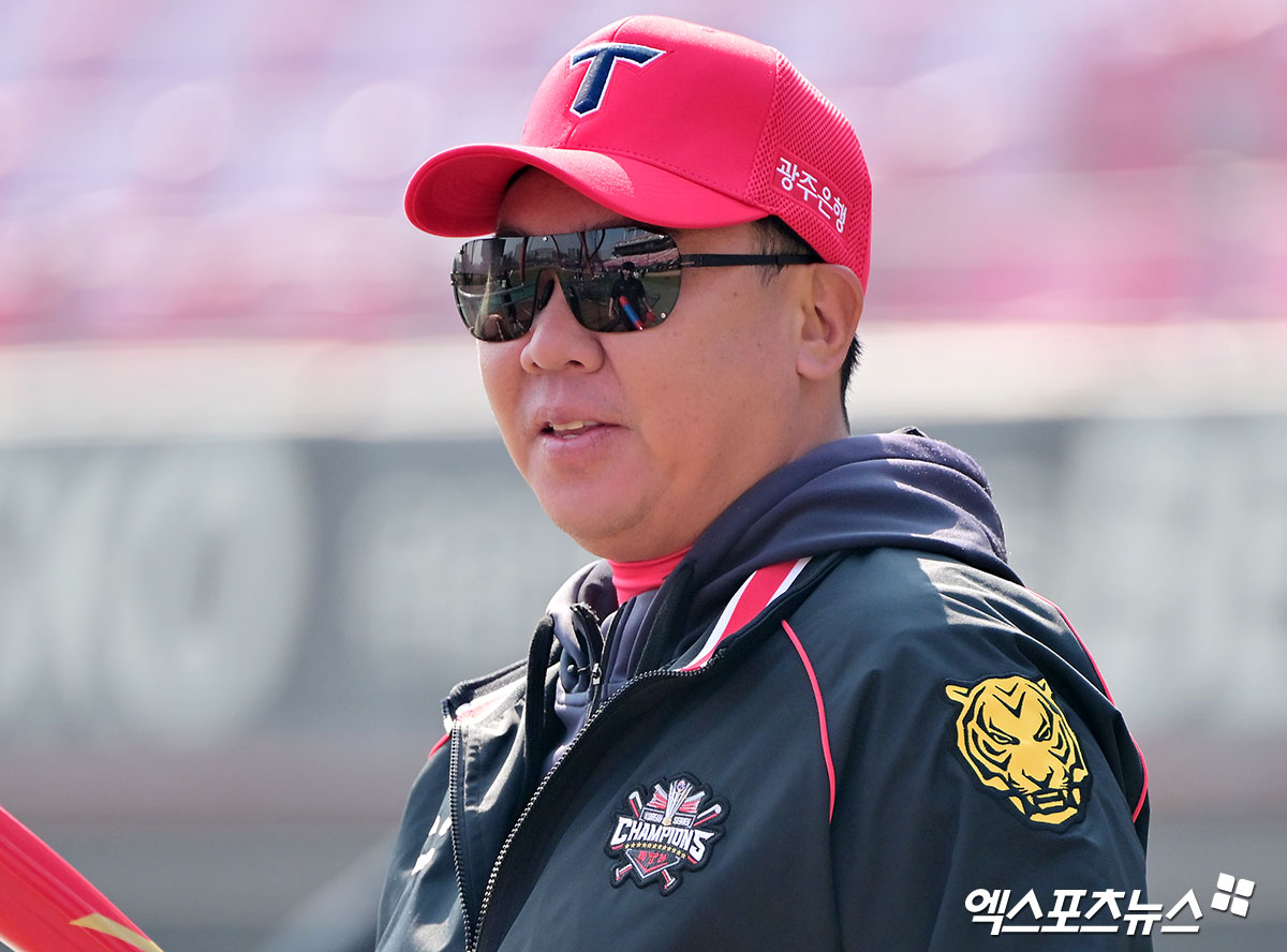 22일 오후 광주기아챔피언스필드에서 열리는 '2025 신한 SOL Bank KBO리그' NC 다이노스와 KIA 타이거즈의 개막전 경기, KIA 이범호 감독이 선수들의 훈련을 지켜보고 있다. 엑스포츠뉴스 DB