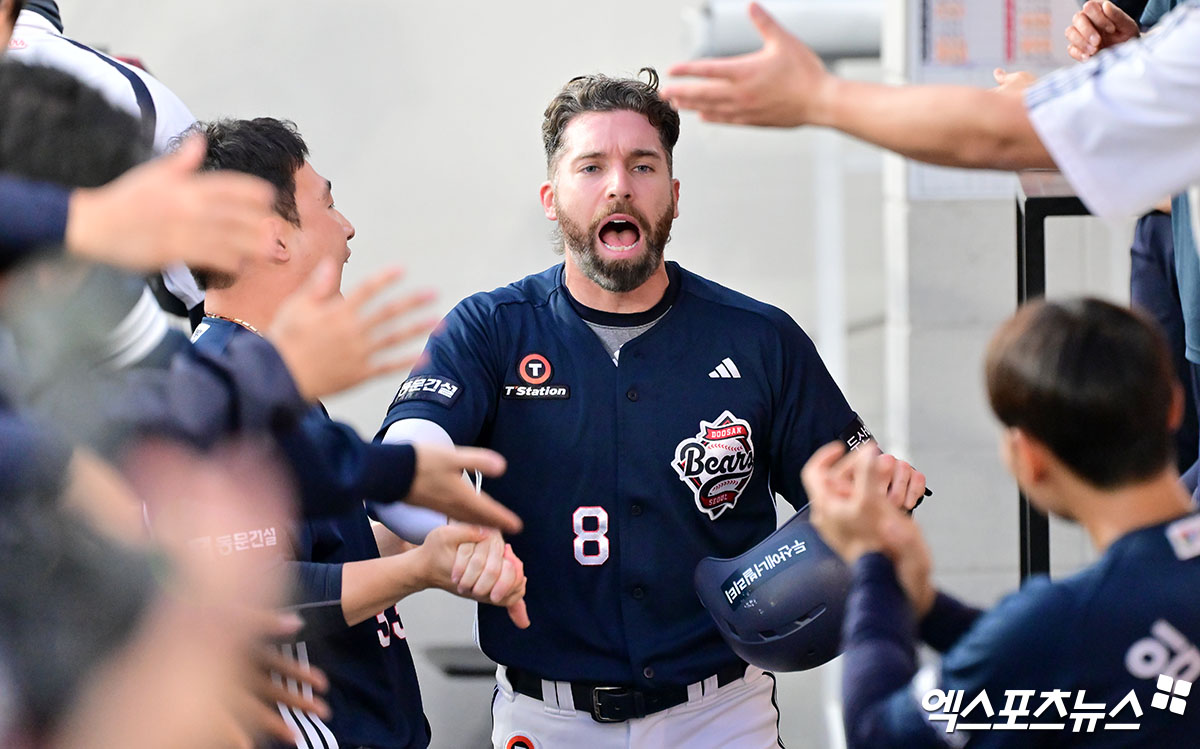 두산 베어스 제이크 케이브가 올해 정규시즌 경기에서 득점 후 동료들의 축하를 받고 있다. 엑스포츠뉴스 DB