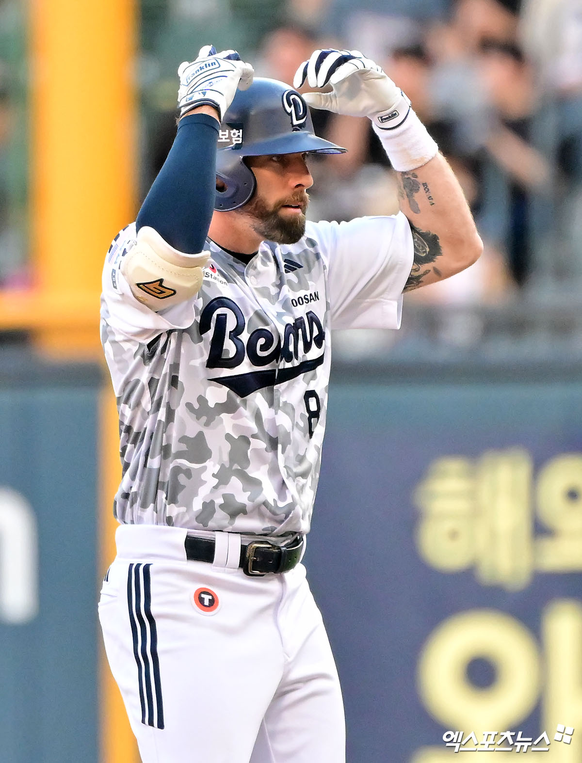두산 베어스 제이크 케이브가 올해 정규시즌 경기에서 세리머니하고 있다. 엑스포츠뉴스 DB